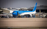 L'avion officiel du Premier ministre, "Wing of Zion", à l'aéroport Ben Gurion, le 20 octobre 2020. (Crédit : Olivier Fitoussi/Flash90)