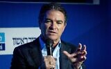 L'ancien chef du Mossad, Yossi Cohen, s'exprimant lors d'une conférence du journal Makor Rishon, à l'International Convention Center de Jérusalem, le 21 février 2022. (Crédit : Yonatan Sindel/ Flash90)