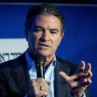 L'ancien chef du Mossad, Yossi Cohen, s'exprimant lors d'une conférence du journal Makor Rishon, à l'International Convention Center de Jérusalem, le 21 février 2022. (Crédit : Yonatan Sindel/ Flash90)