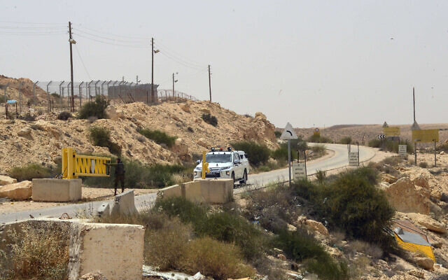 Des soldats sur la base militaire du mont Harif dans le sud du désert du Néguev, près de la frontière avec l'Égypte, le 3 juin 2023. (Crédit : Flash90)
