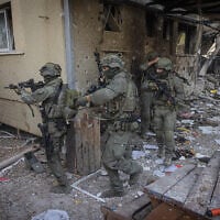 Des membres de l'unité tactique de l'armée israélienne du Yamas patrouillant dans le kibboutz Beeri, près de la frontière entre Israël et la bande de Gaza, dans le sud d'Israël, le 22 octobre 2023. (Crédit : Chaïm Goldberg/Flash90)