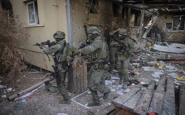 Des membres de l'unité tactique de l'armée israélienne du Yamas patrouillant dans le kibboutz Beeri, près de la frontière entre Israël et la bande de Gaza, dans le sud d'Israël, le 22 octobre 2023. (Crédit : Chaïm Goldberg/Flash90)
