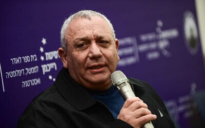 Le ministre Gadi Eisenkot, observateur au sein du cabinet de guerre, participant à une conférence à l'Université Reichman, à Herzliya, le 6 février 2024. (Crédit : Tomer Neuberg/Flash90)