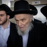 Le rabbin Moshe Hillel Hirsch, chef de la yeshiva Slabodka Yeshiva, à Bnei Brak, le 27 février 2024. (Crédit : Chaïm Goldberg/Flash90)