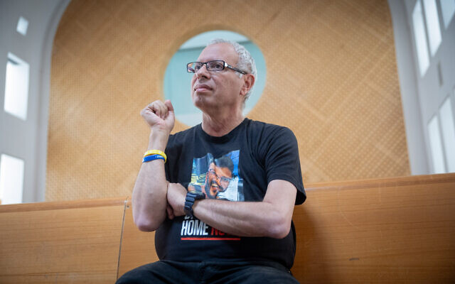 Avi Shamriz, père d'Alon Shamriz, l'un des trois otages tués par erreur par des soldats israéliens, lors d'une audience au tribunal dans le cadre de sa demande de reconnaissance de son fils en tant que soldat israélien tombé au combat, le 27 mars 2024. (Crédit : Yonatan Sindel/Flash90)