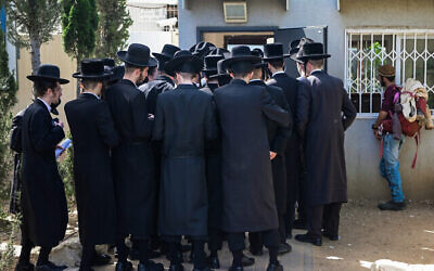 Des Juifs ultra-orthodoxes arrivant au centre de recrutement de l’armée israélienne, à Tel HaShomer, dans le centre d'Israël, le 28 mars 2024. (Crédit : Avshalom Sassoni/Flash90)
