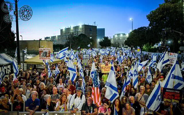 Des manifestants participent à une manifestation contre le gouvernement israélien actuel devant le parlement israélien à Jérusalem, le 1er avril 2024. (Crédit : Arie Leib Abrams/Flash90)