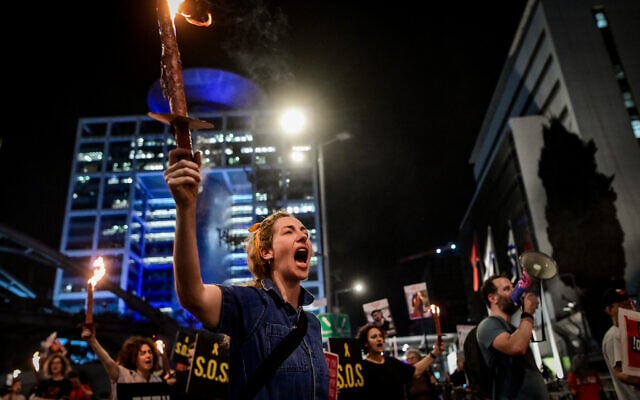 Des manifestants réclament la libération des otages israéliens détenus dans la bande de Gaza devant le quartier général militaire de Kirya à Tel Aviv, le 1er avril 2024. (Crédit : Avshalom Sassoni/Flash90)