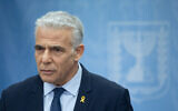 Le leader de l'opposition et chef de Yesh Atid, Yair Lapid, lors d'une réunion hebdomadaire de faction à Jérusalem, le 11 avril 2024. (Crédit : Yonatan Sindel/Flash90)