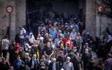 Des fidèles musulmans après la dernière prière du vendredi du mois sacré du Ramadan, dans la vieille ville de Jérusalem, le 5 avril 2024. (Crédit : Chaim Goldberg/Flash90)