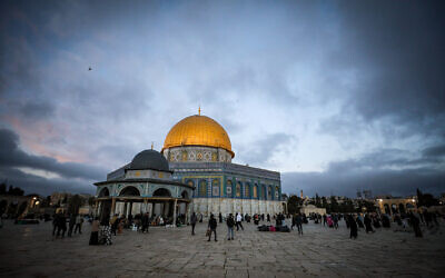 Des fidèles musulmans assistant aux prières du matin pendant le Ramadan, dans l'enceinte de la mosquée Al Aqsa au sommet du mont du Temple, dans la Vieille Ville de Jérusalem, le 6 avril 2024. (Crédit : Jamal Awad/Flash90)