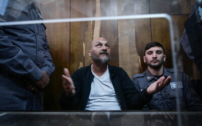 Haim Sirotkin, le chauffeur soupçonné d'avoir écrasé des manifestants lors d'une manifestation à Tel Aviv le 6 avril 2024, arrive pour une audience au tribunal de première instance de Tel Aviv le lendemain. (Crédit : Avshalom Sassoni/ Flash90)
