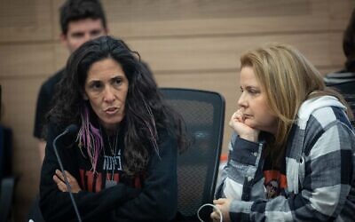 L'otage libérée Raz Ben Ami (à droite) et Reuma Tarshansky assistant à la réunion de la commission du Statut des femmes, à la Knesset, à Jérusalem, le 9 avril 2024. (Crédit : Yonatan Sindel/Flash90)