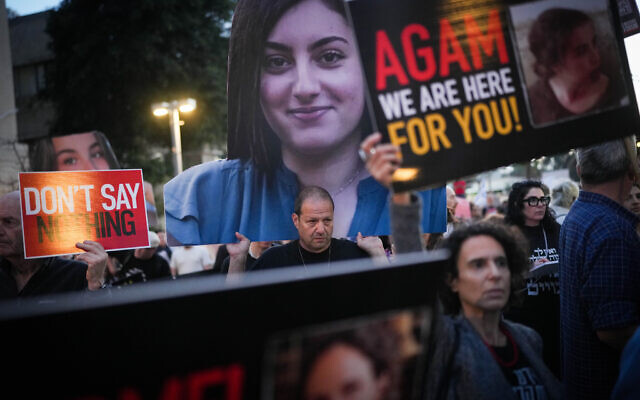 Des manifestants appellent à la libération des otages détenus à Gaza lors d'un rassemblement à Tel Aviv, le 11 avril 2024. (Crédit : Erik Marmor/Flash90)