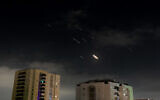 Des missiles intercepteurs tirés vers des drones et des missiles iraniens dans le ciel de Tel Aviv, en Israël, le 14 avril 224. (Crédit : Tomer Neuberg/Flash90)