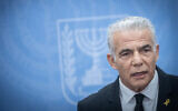 Le leader de l'opposition Yaïr Lapid dirigeant la réunion de sa faction Yesh Atid, à la Knesset, le 15 avril 2024. (Crédit : Chaïm Goldbergl/Flash90)