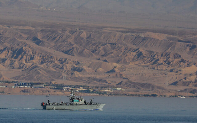 Un navire militaire israélien patrouillant au large d'Eilat, le 17 avril 2024 (Crédit : Jamal Awad/Flash90)