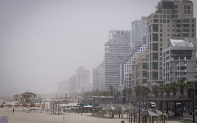 Temps brumeux en raison des niveaux élevés de pollution de l'air, à Tel Aviv, le 18 avril 2024. (Crédit : Avshalom Sassoni/FLASH90)