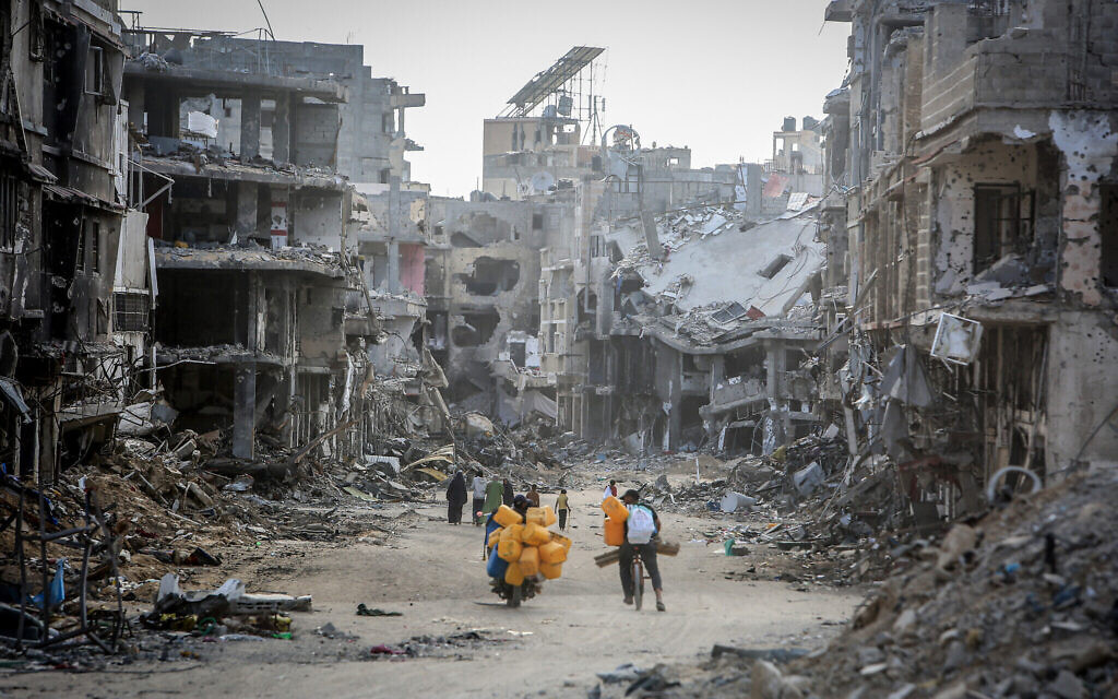 Scene de ruines, à Khan Younès, dans le sud de la bande de Gaza, le 19 avril 2024. (Crédit : Abed Rahim Khatib/Flash90)