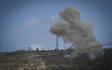 Illustration : De lourdes roquettes ont frappé le kibboutz Hanita, dans le nord d'Israël, le 21 avril 2024. (Crédit : Michael Giladi/Flash90)