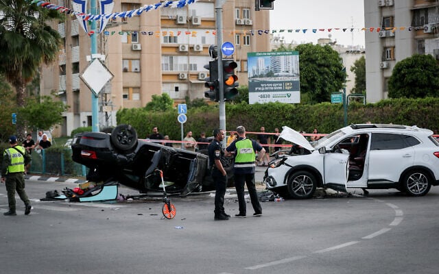 La voiture (à gauche) du ministre de la Sécurité nationale, Itamar Ben Gvir, accidentée à Ramle, le 26 avril 2024. (Crédit : Jamal Awad/Flash90)