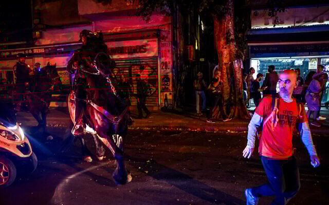 Des manifestants se heurtent à la police pendant un rassemblement appelant à la libération des Israéliens détenus par le groupe terroriste du Hamas à Gaza à Tel Aviv, le 29 avril 2024. (Crédit : Itai Ron/Flash90) Des manifestants se heurtent à la police pendant un rassemblement appelant à la libération des Israéliens détenus par le groupe terroriste du Hamas à Gaza à Tel Aviv, le 29 avril 2024. (Crédit : Itai Ron/Flash90)