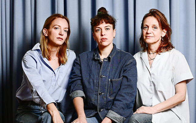 L'artiste Ruth Patir (au centre) avec les commissaires Tamar Margalit (à gauche) et Mira Lapidot (à droite), qui ont verrouillé les portes de l'exposition de Patir à la 60e Biennale de Venise, dont l'ouverture est prévue le 20 avril 2024. (Crédit :  Ella Barak)