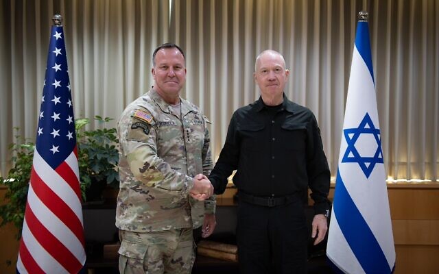 Le commandant du CENTCOM américain, le général Michael Kurilla (à gauche), rencontrant le ministre de la Défense Yoav Gallant, en Israël, sur une photo publiée le 4 mars 2024 (Crédit : Shachar Yurman/Dinistère de la Défense)
