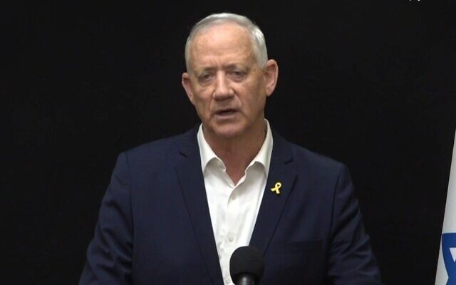 Le chef du parti HaMahane HaMamlahti, le ministre Benny Gantz, faisant une déclaration vidéo le 3 avril 2024. Crédit : Capture d'écran X) Le chef du parti HaMahane HaMamlahti, le ministre Benny Gantz, faisant une déclaration vidéo le 3 avril 2024. Crédit : Capture d'écran X)