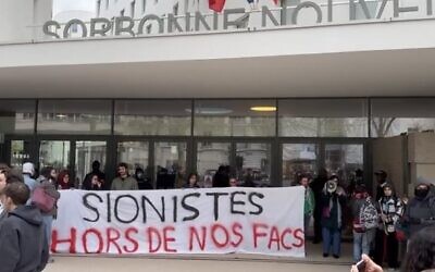 Une banderole "Sionistes hors de nos facs" à la Sorbonne, à Paris, le 4 avril 2024. (Crédit : UEJF/X.com)