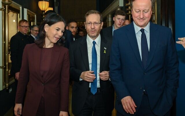Le président Isaac Herzog (au centre) rencontrant la ministre allemande des Affaires étrangères Annalena Baerbock (à gauche) et le ministre britannique des Affaires étrangères David Cameron, à Jérusalem, le 17 avril 2024. (Crédit : Maayan Toaf/GPO) Le président Isaac Herzog (au centre) rencontrant la ministre allemande des Affaires étrangères Annalena Baerbock (à gauche) et le ministre britannique des Affaires étrangères David Cameron, à Jérusalem, le 17 avril 2024. (Crédit : Maayan Toaf/GPO)