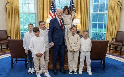 Le président américain Joe Biden avec Avigail Idan, petite otage du Hamas libérée, et d'autres membres de la famille à la Maison Blanche de Washington, DC, le 24 avril 2024. (Crédit : Maison Blanche)