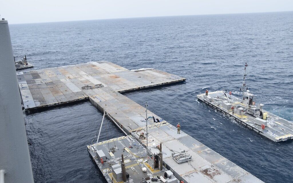 La jetée maritime construite par l'armée américaine au large de la côte de la bande de Gaza, sur une image diffusée le 29 avril 2024. (Crédit : CENTCOM)