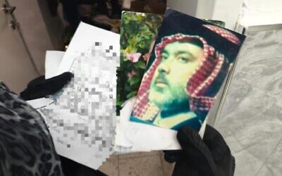 Une photo du chef du groupe terroriste palestinien du Hamas, Ismaïl Haniyeh, trouvée lors d'un raid au domicile de sa sœur, qui vit dans la communauté méridionale de Tel Sheva, le 1er avril 2024. (Crédit : Police israélienne)