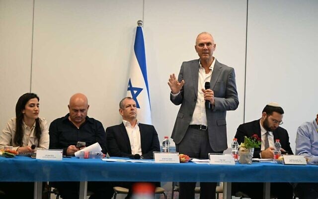 Yossi Shelley, directeur du bureau du Premier ministre (debout), rencontrant les maires du nord d'Israël, à Nof HaGalil, le 11 avril 2024. (Crédit : Eran Yardeni/GPO)
