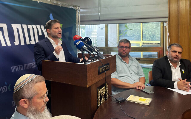 Le ministre des Finances Bezalel Smotrich s'adressant aux médias après une réunion de sa faction HaTzionout HaDatit, à la Knesset, à Jérusalem, le 30 avril 2024. (Crédit : Sam Sokol/Times of Israel)