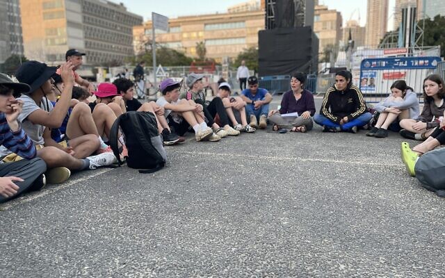 Des élèves de la Hannah Senech Community Day School visitant la "Place des Otages", à Tel Aviv, le 19 mars 2024. (Crédit : Autorisation)