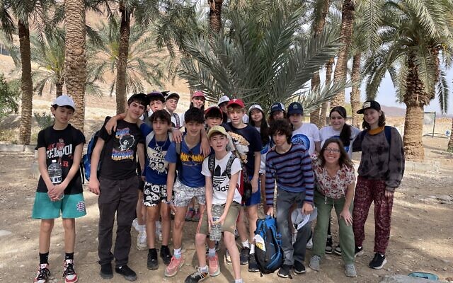 Des élèves de l'école communautaire Hannah Senech avant de monter à Masada, le 24 mars 2024. (Crédit : Autorisation)