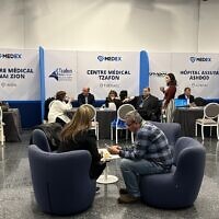 Photo du premier salon européen de l'alyah pour les professionnels de la santé, MedEx, à Paris, le 31 mars 2024. (Crédit : Nefesh B'Nefesh)