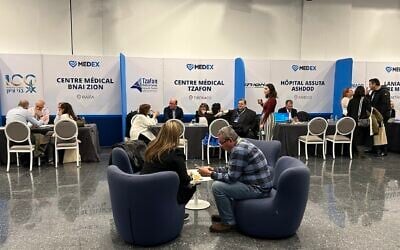 Photo du premier salon européen de l'alyah pour les professionnels de la santé, MedEx, à Paris, le 31 mars 2024. (Crédit : Nefesh B'Nefesh)