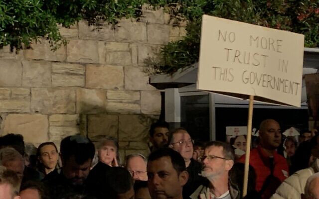 Des manifestants devant la résidence du Premier ministre lors du rassemblement des otages, à Jérusalem, le 13 avril 2024. (Crédit : Charlie Summers/Times of Israel)