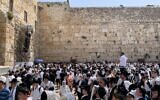 Des milliers de Juifs réunis pour la la cérémonie du Birkat HaCohanim au mur Occidental, dans la Vieille Ville de Jérusalem, le 25 avril 2024. (Crédit : Charlie Summers/Times of Israel)