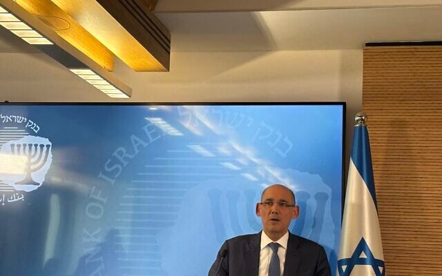 Le gouverneur de la Banque centrale d'Israël, Amir Yaron, s'exprimant lors d'une conférence de presse, à Jérusalem, le 8 avril 2024. (Crédit : Sharon Wrobel/The Times of Israel)