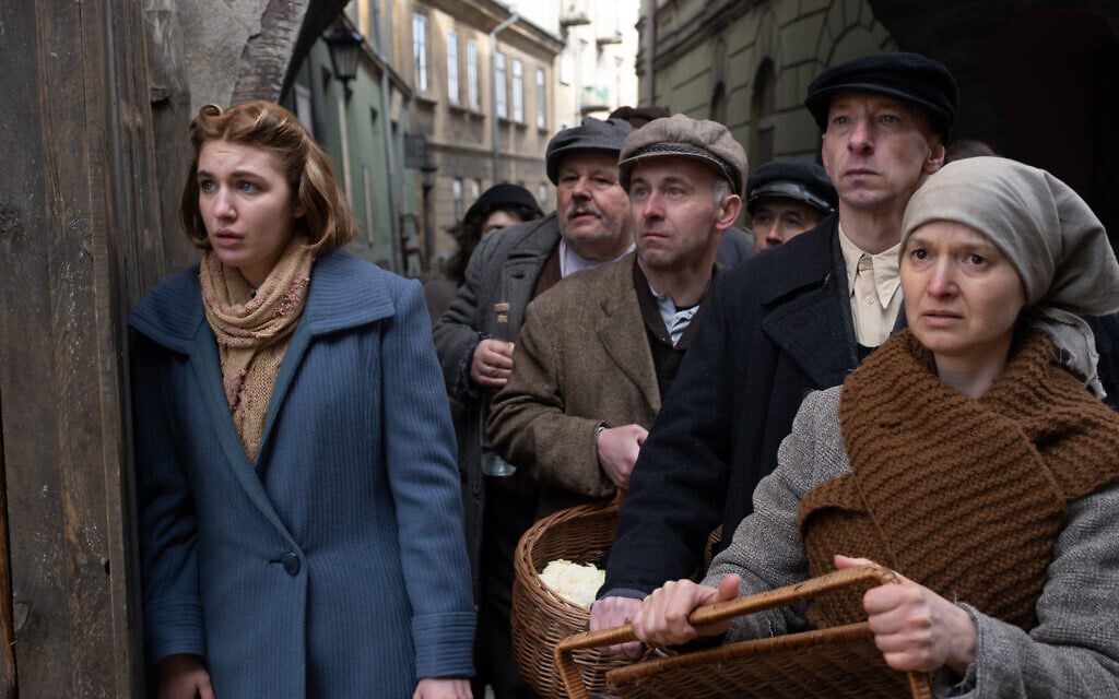 Irena Gut (Sophie Nélisse) regardant les Polonais qui ont caché des Juifs pendant la Shoah être pendus par les Allemands, à Tarnopol dans "Irena's Vow". (Crédit : Quiver Distribution)