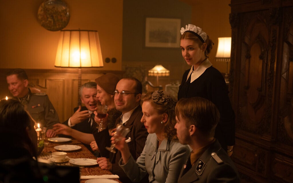 Dans "Irena's Vow", Irena Gut (Sophie Nélisse) travaillant comme gouvernante dans la maison d'un officier allemand où elle cache douze Juifs dans le sous-sol. (Crédit : Quiver Distribution)