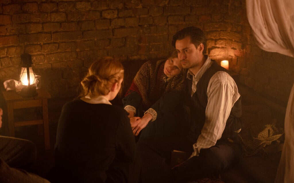 Dans "Irena's Vow", Irena Gut (Sophie Nélisse) assise avec deux des douze Juifs qu'elle a cachés dans le sous-sol de la maison d'un officier allemand, à Tarnopol, en Pologne. (Crédit : Quiver Distribution)