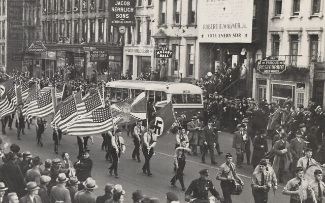 Le Bund germano-américain pro-nazi organisant un défilé sur la 86e rue Est, à New York, le 30 octobre 1937. (Crédit : Bibliothèque du Congrès)