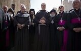 Le nouveau Custode des biens de l’Église catholique en Terre Sainte, le prêtre franciscain italien Francesco Patton, au centre, lors d’une procession dans la Vieille Ville de Jérusalem, le lundi 6 juin 2016. (Crédit : AP Photo/Ariel Schalit)