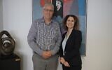 La nouvelle rectrice de l'Université de Haïfa, la professeure Mouna Maroun (à droite) et le nouveau président, le professeur Gur Alorey, sur une photo publiée le 17 avril 2023. (Crédit : Autorisation)