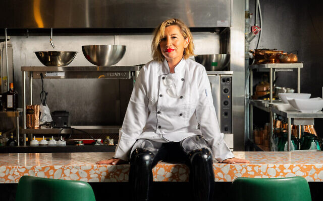 Olivia Ostrow dans la cuisine de son restaurant éponyme, Ostrow Brasserie, restaurant français casher de Miami. (Avec l'aimable autorisation de Salar A - Miami Creative Agency)